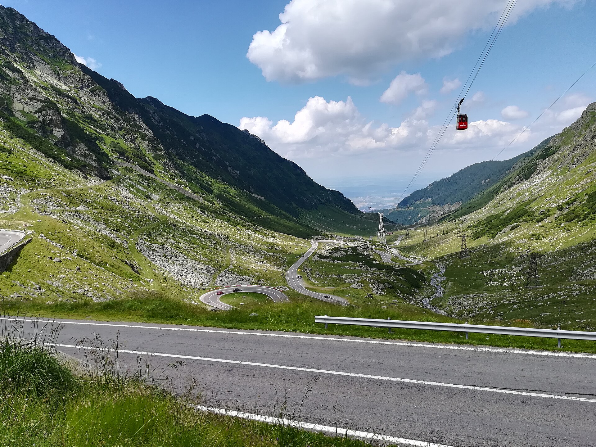 Peisaj de munte din România, drum spre o vacanță autentică